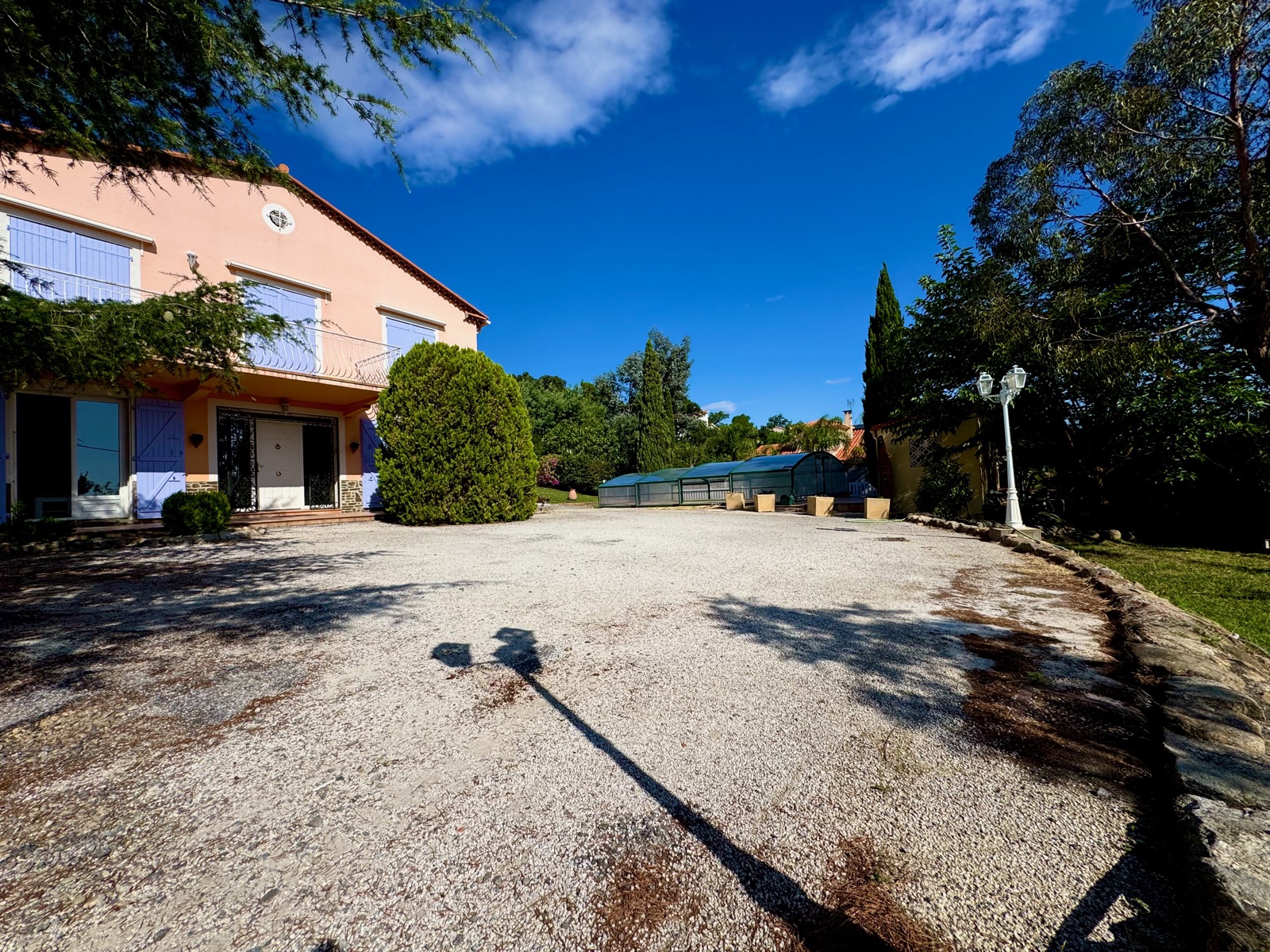 La cour et la façade