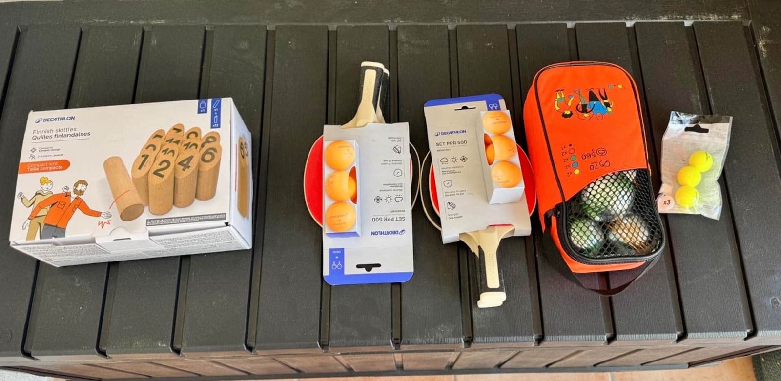 Jeux d'extérieur : mölkky, raquettes, boules
