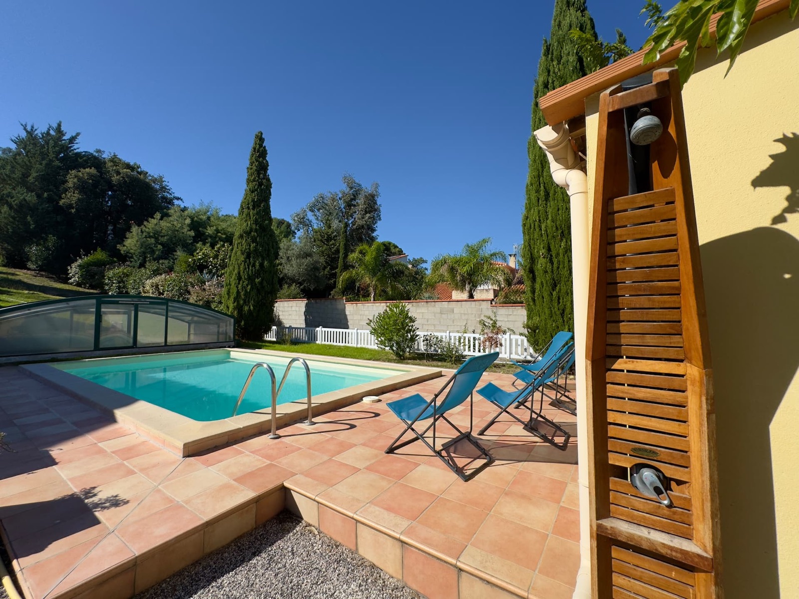 La piscine et ses transats