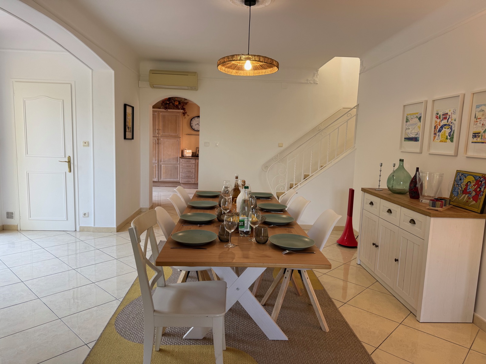 Salle à manger avec grande table familiale