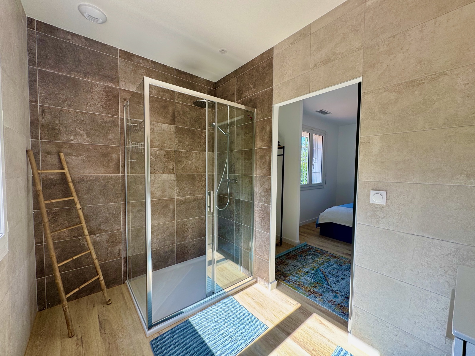 Salle de douche de la suite parentale