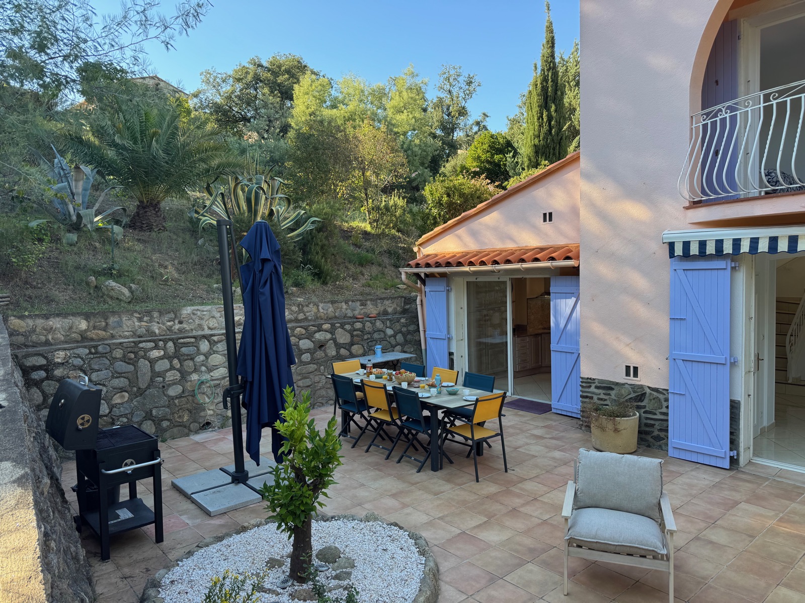 Terrasse de la cuisine d'été avec coin repas