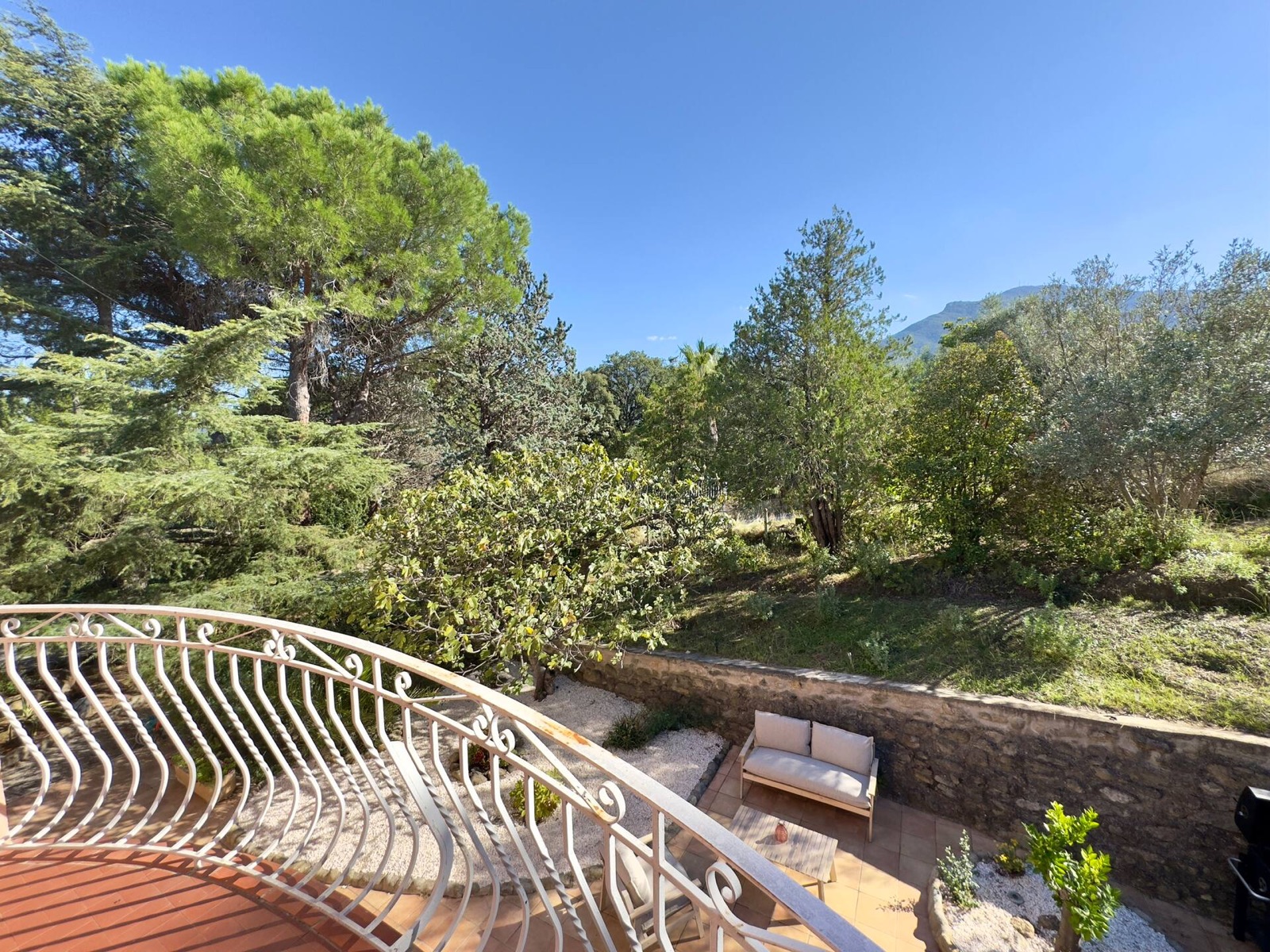 Vue du balcon sur le jardin